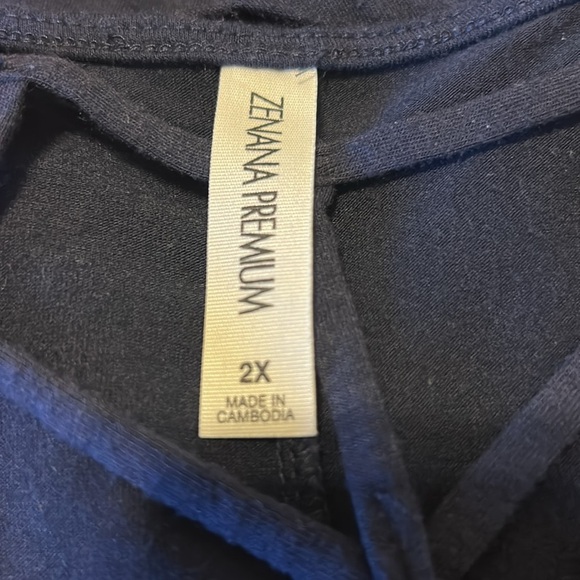 ZENANA PREMIUM Navy Blue Webbed neck 2X top. EUC. Worn twice - Picture 7 of 8